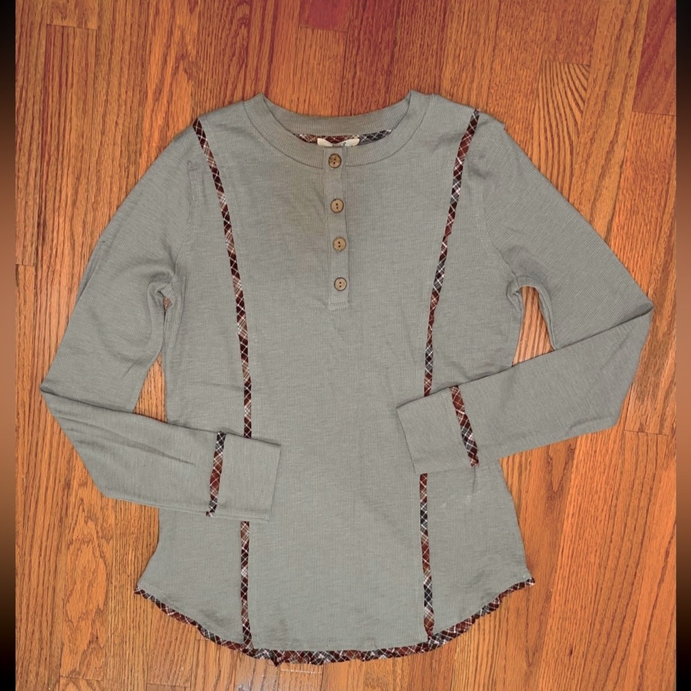 Gray Long Sleeve Easel Top with Button Detail Size Small